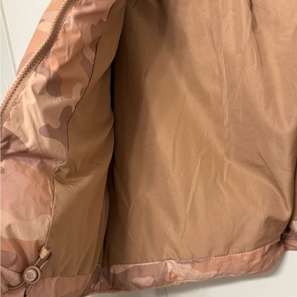 Fabletics Cloudshell Cropped Puffer Jacket XXS Beige Camo - Picture 9 of 15